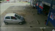 Une voiture percute une moto qui fonce dans une voiture