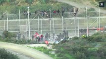Plus d’un millier de migrants tentent de forcer la frontière Maroc-Espagne à Ceuta
