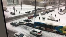 Petite tempête de neige dans le centre de Montréal