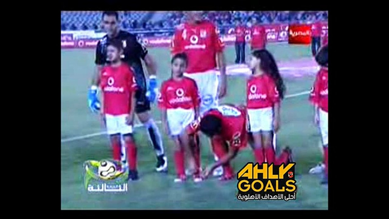 أبو تريكة يربط الجزمة لناشئ(00h00m00s-00h00m38s)
