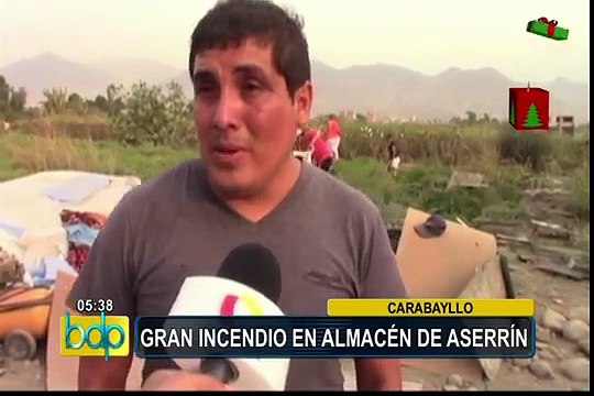 Carabayllo: incendio de grandes proporciones afectó almacén de aserrín