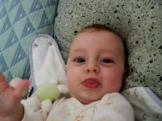 Margot s'amuse avec sa bouche