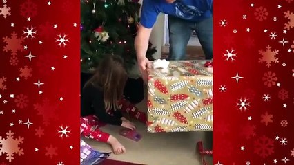 Cette petite fille va ouvrir son cadeau sans s'apercevoir la fuite du chaton