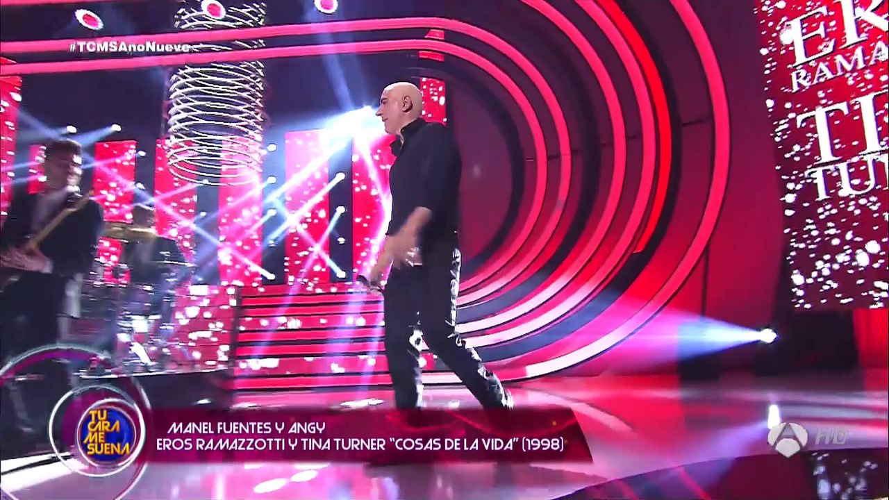 Angy actúa con Manuel Fuente como "Tina Turner" y "Eros Ramazzotti" cantando "Cosas de la vida" en el especial "Concierto de Año Nuevo" de "Tu Cara Me Suena"