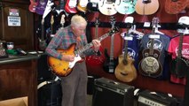 81-летний дедушка проверяет гитару перед покупкой)))