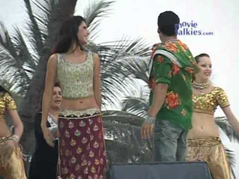 'Tees' Treat: Akshay, Katrina Shimmy to 'Sheila'!