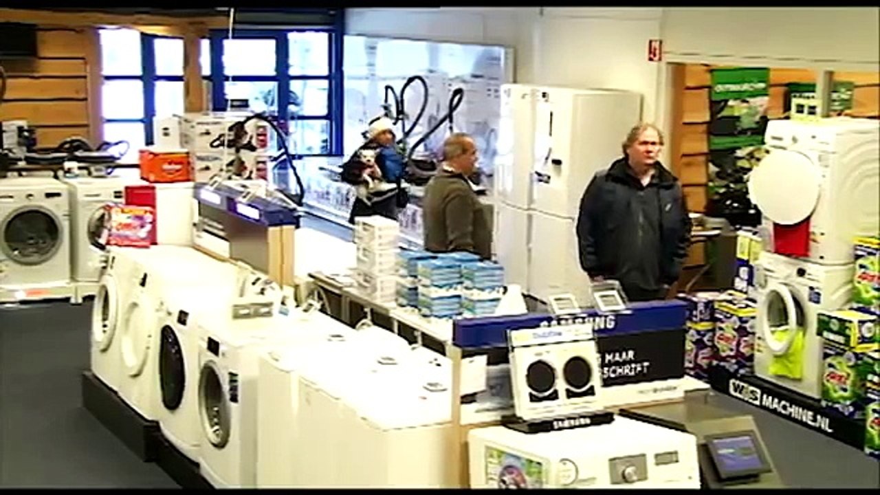 GEKKE TURK STAAT VOOR RAADSEL MEID DIE ZICH ONTBLOOT NAAST ZIJN VROUW!