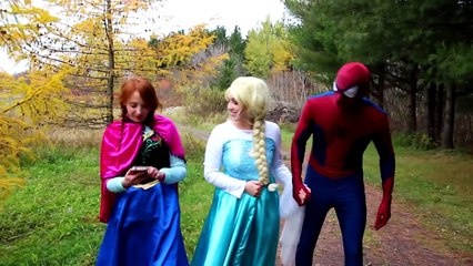 Frozen Elsa & Spidermans POOL KISS! w/ Joker Maleficent Spidergirl Princess Anna! Superhe