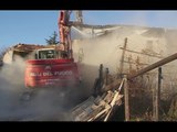 Amatrice (RI) - Terremoto, demolizione fienile a Moletano (02.01.17)