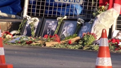 Reina'nın Önüne Çiçekler Bırakıldı