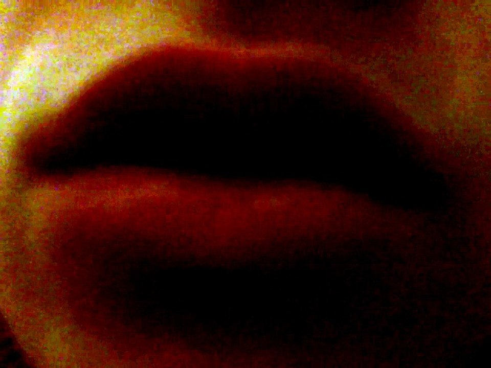 Je suis Une femme devant une maison vide.