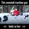 Il a inventé un pistolet à tirer des boules de neige et c'est génial !