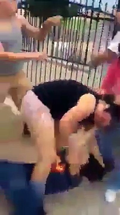 se mete asta su casa para pelearse con ella jajajaja muy buena