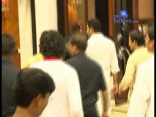 LOO and behold!: Ash follows Abhy RAI-ght into MEN's LOO!!