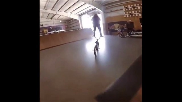 Rouler 2 minutes debout sur le guidon du BMX !