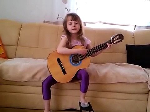 Маленькая девочка КЛАССНО ПОЁТ и ИГРАЕТ на гитаре!