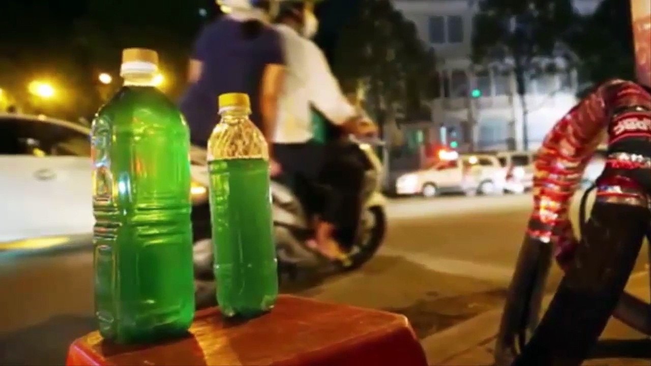 Bà lão 30 năm bán vé số trong đêm nuôi cháu ăn học