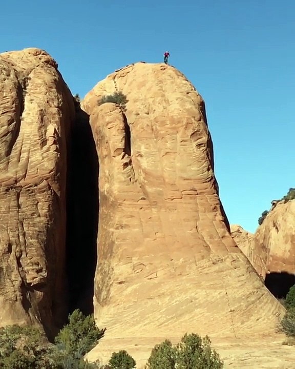 L’audacieuse descente d'une haute pente de Kyle Mears en VTT.