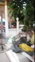 La Mamma accetta del Cibo e corre a Condividerlo con i suoi Piccoli ❤❤