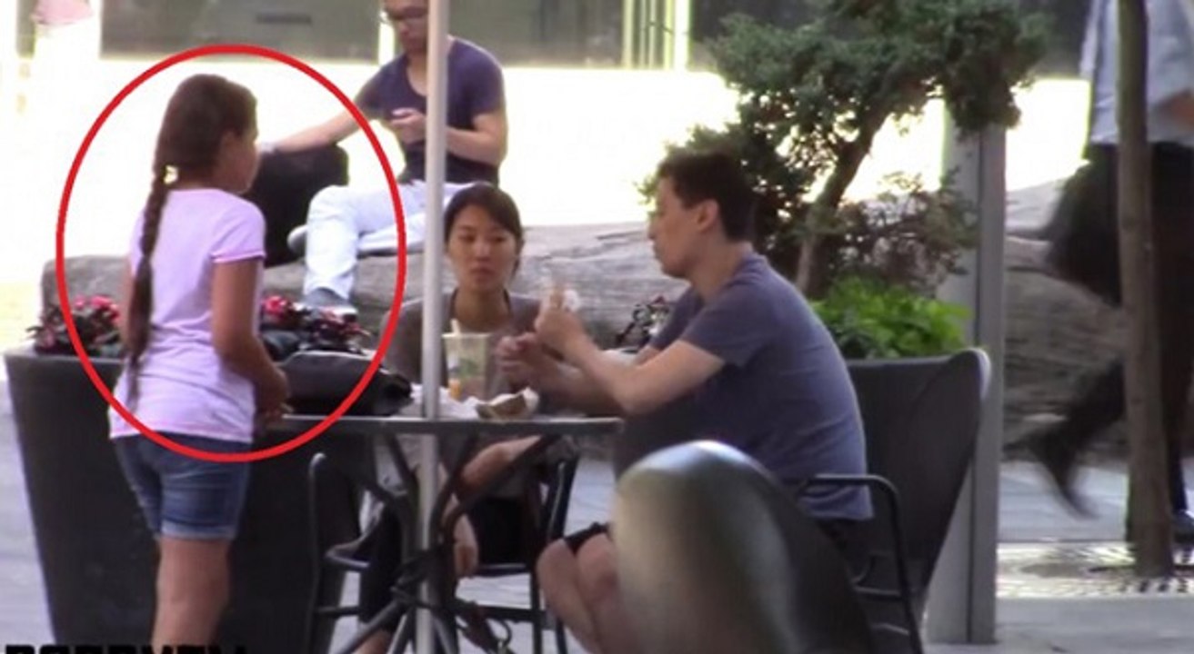 Uma menina pede comida a desconhecidos..A Reação deles vai-te surpreender bastante!