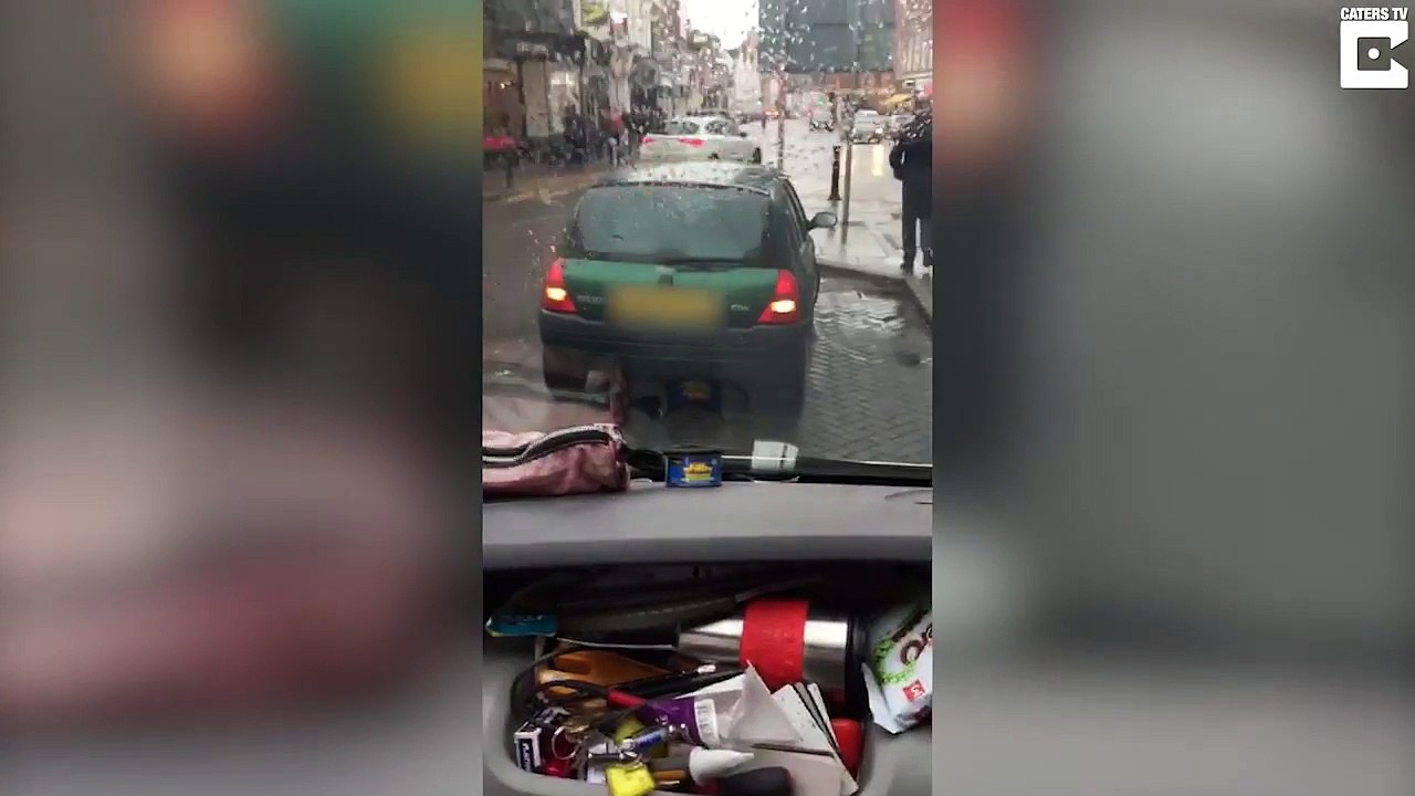 7 minutes et 18 essais à une conductrice pour maneuvrer sa petite voiture