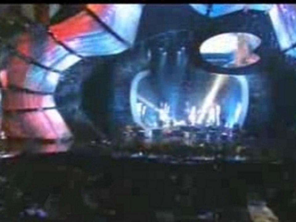 Shakira 2002 MTV SEXY BELLY DANCING.