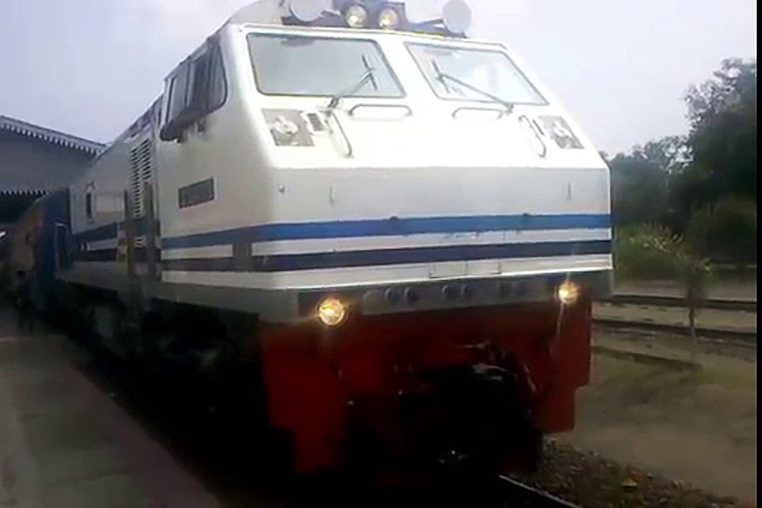 Kereta Api RAPIH DOHO Lokomotif CC 204 di Stasiun Tulungagung