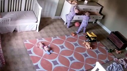 INCROYABLE ! Un petit garçon sauve son jumeau d'une commode qui lui était tombé dessus pendant qu'ils jouaient !