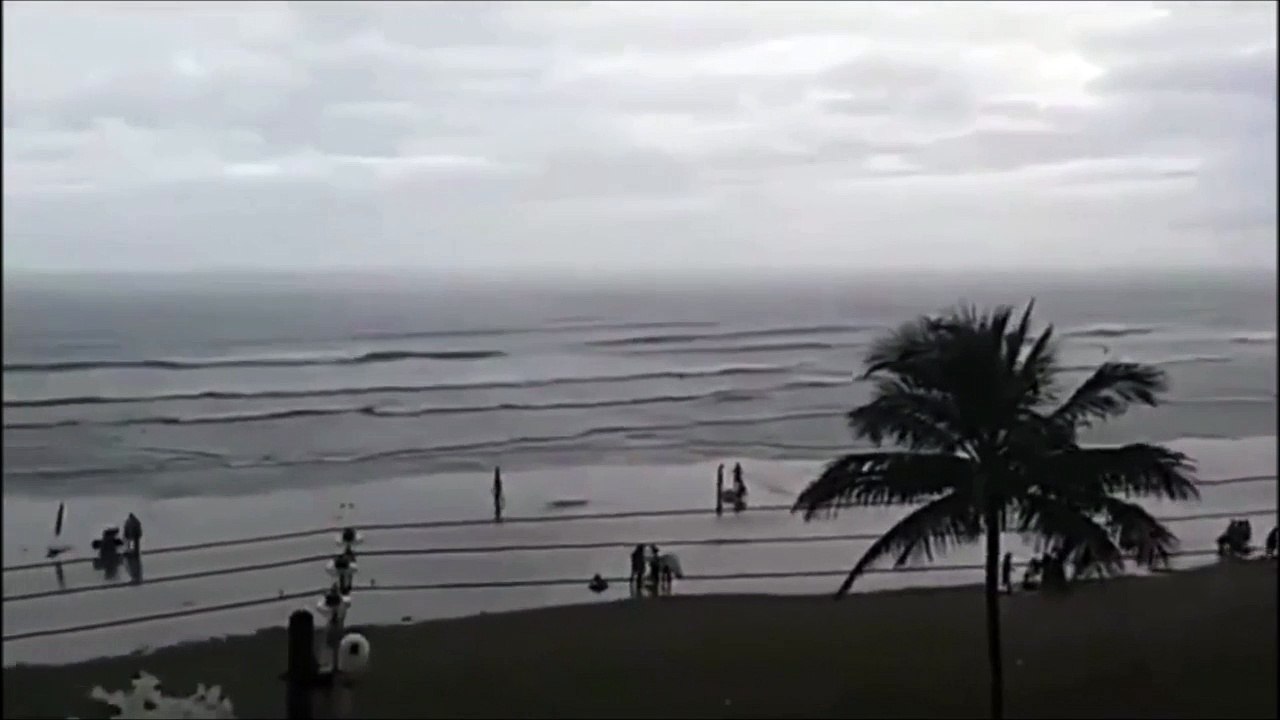 Elle se fait foudroyer sur la plage. Dingue!