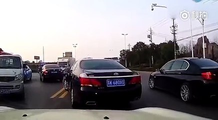 Quand une femme force le passage à un automobiliste...