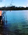 Un homme fonce sur ses potes avec son bateau