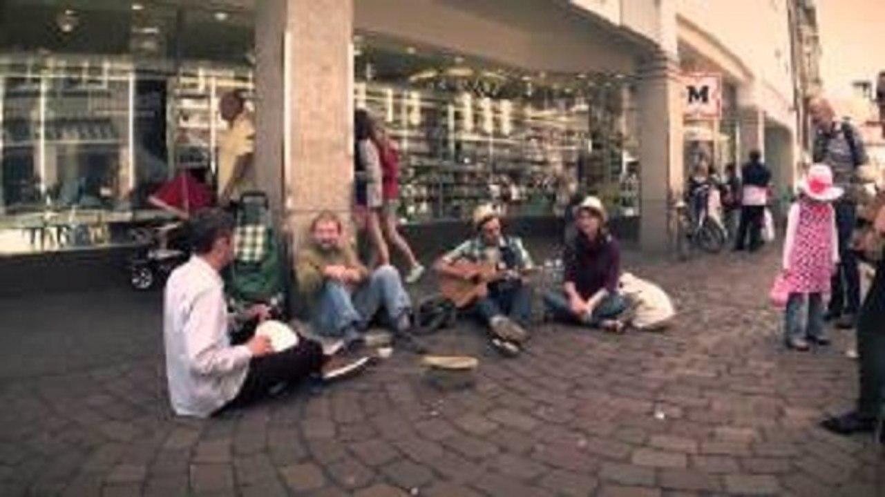 Ninguém prestava atenção nele... Quando um estranho se senta ao seu lado um milagre acontece na rua!
