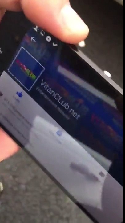 Doi baieti "destepti" din Anglia ne fac o demonstratie cum sparg o masina cu ajutorul unui smartphone! Stai NUMAI să vez