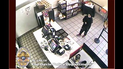 Mujer se roba propina durante fallido asalto a mano armada-Video