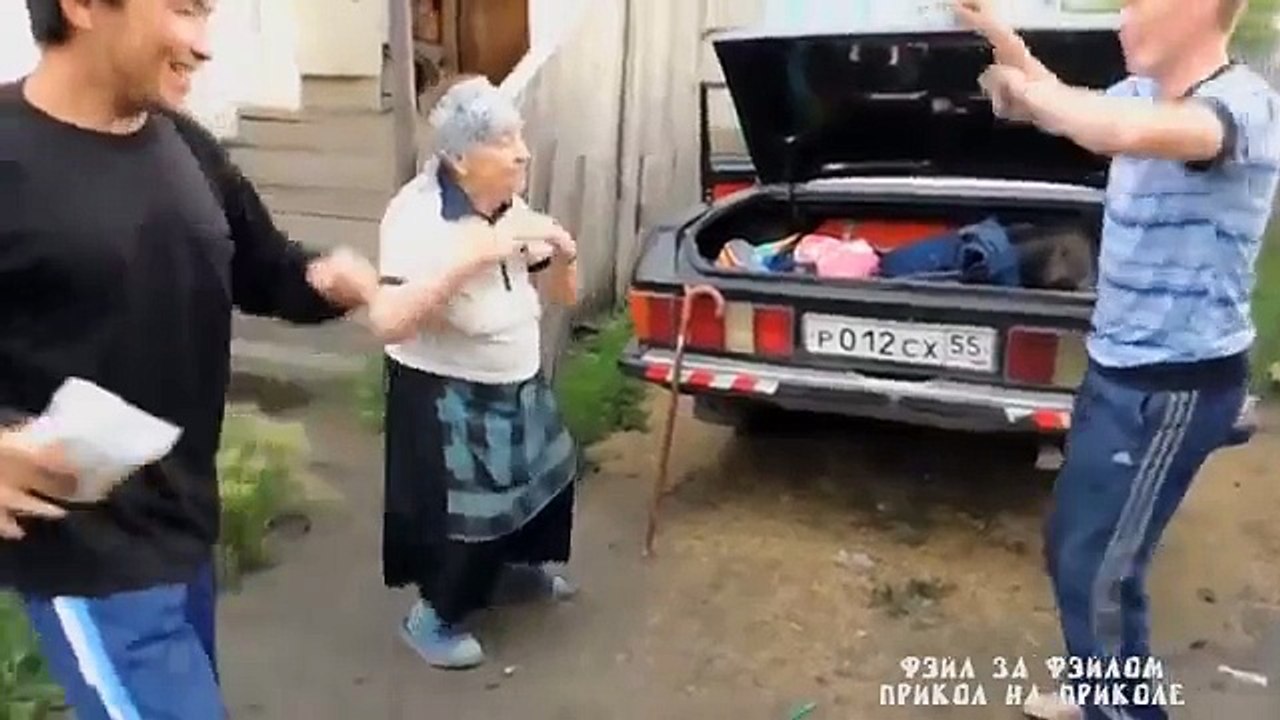 Uzeli su kameru i krenuli snimati ovu staricu. I dalje ne možemo da vjerujemo da je ovo uradila