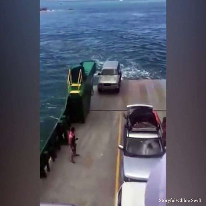 Le frein à main pas enclenché, la voiture tombe du bateau !