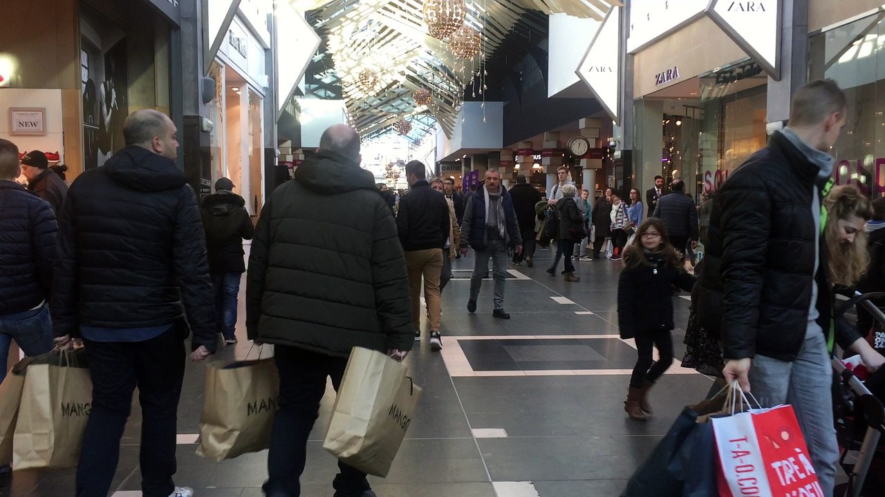 Début des soldes aux Grands Prés Mons - 3 janvi...
