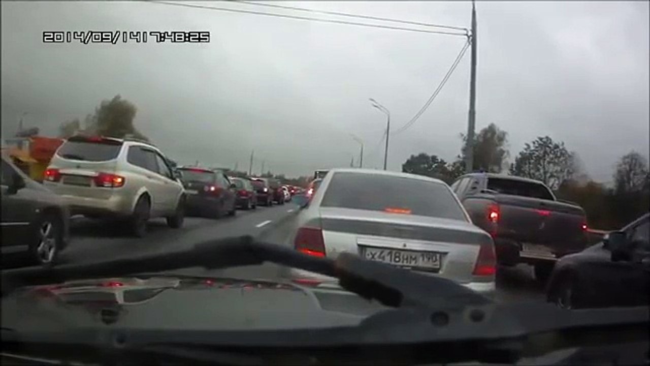 A coborat din mașina HOTARAT sa ia la PUMNI un SOFER  dar cand a VAZUT cine era IN MASINA s-a LINISTIT IMEDIAT! Asta DA