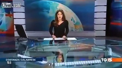 Contre son gré, cette miss météo italienne en dévoile trop en direct...
