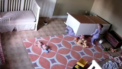 Download Video: Des jumeaux de 2 ans coincés sous un meuble qu'ils ont fait basculer