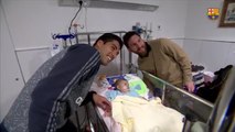 Jogadores do Barcelona visitam hospitais e fazem a alegria dos pacientes