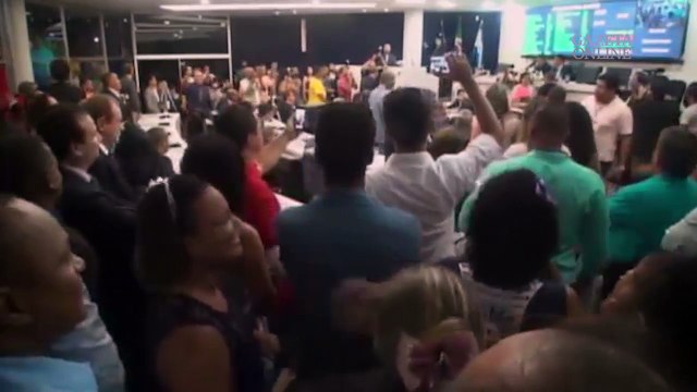 Confusão na Câmara da Serra - filho de vereador atira papel em parlamentar