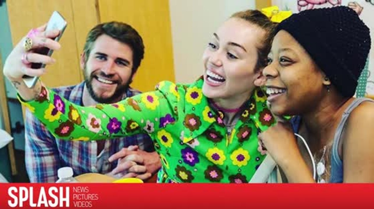 Miley Cyrus et Liam Hemsworth répandent la joie et la bonne humeur dans un hôpital pour enfants
