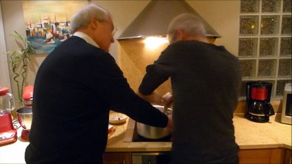 Préparation de la polenta ou pulenta de farine de châtaigne