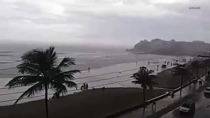 Momenti kur një grua goditet nga rrufeja