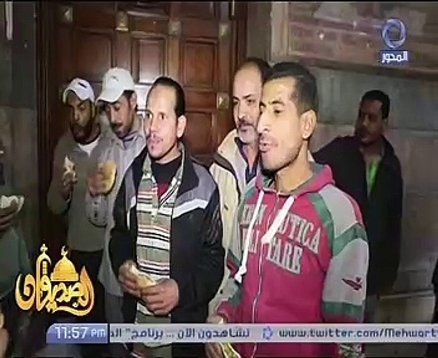 مظهر شاهين وكاهن الكنيسة البطرسية يتقاسمون الطعام مع عمال ترميم الكنيسة