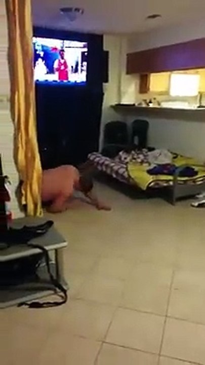 gancho al higado lo tumba y no se puede levantar