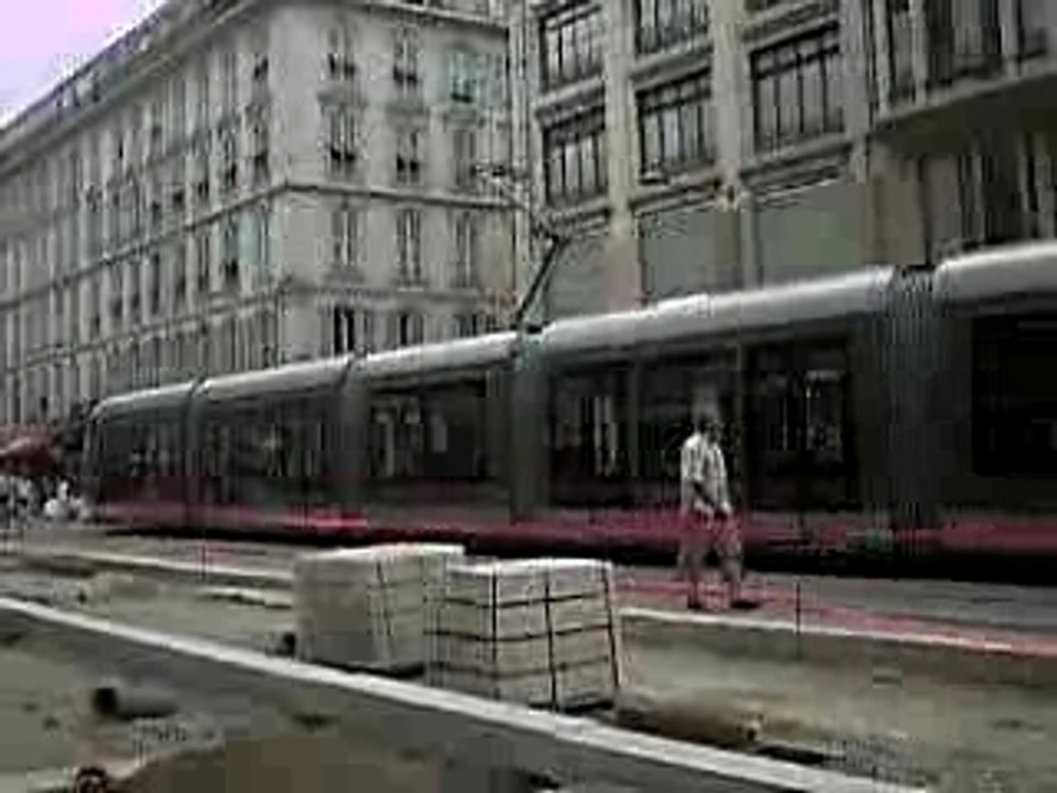 Le tramway traverse l'avenue jean médecin
