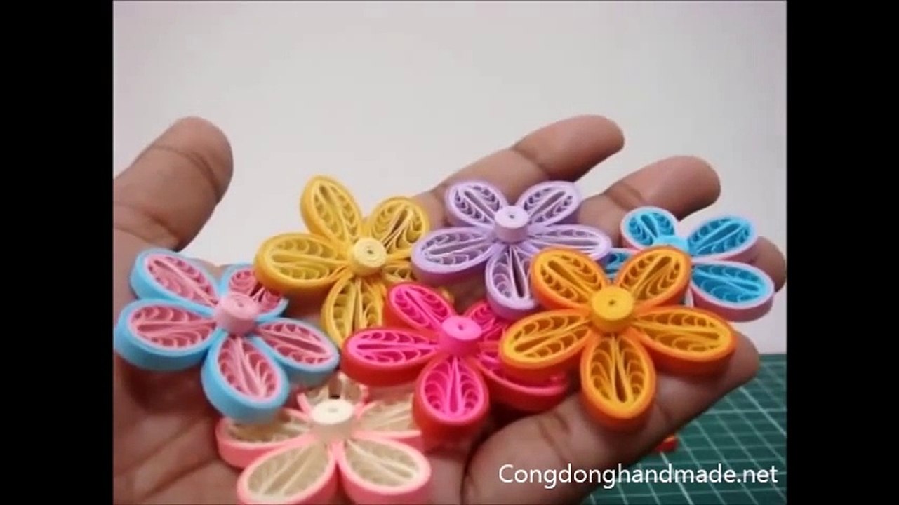 Dùng lược tự cuộn giấy xoắn quilling để làm hoa