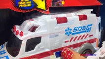 FAST LANE ACTION WHEELS AMBULANCE AND POLICE CRUISER STORY WITH GEORGE PIG AND SANTA CLAUS -UNBOXING-uqCRnrB3z1c